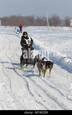 L'Epiphanie, Canada 1/28/2018 . Un musher et son équipe de chiens de race dans la course internationale de traîneaux de Lanaudière, Banque D'Images