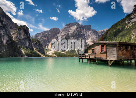 En été, le lac Lago di freins dans le Tyrol du Sud reflète les couleurs dans toutes les nuances du vert au bleu Banque D'Images