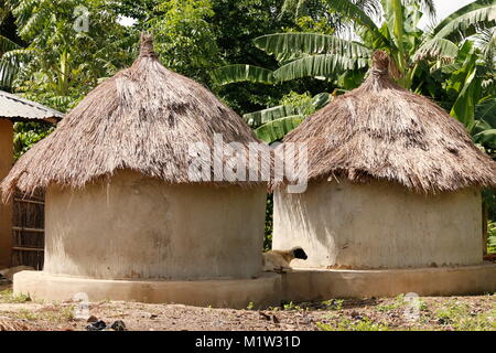 Maisons traditionnelles de boue avec un toit fabriqué à partir de roseaux au Bénin Banque D'Images