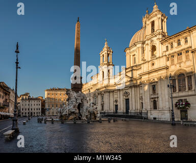 La place Navone est l'une des plus grandes et des plus belles places de Rome piazza avec trois impressionnantes fontaines, y compris la Fontana dei Quattro Fiumi Banque D'Images