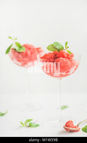 La fraise et de l'été en champagne granité de champagne glasses Banque D'Images