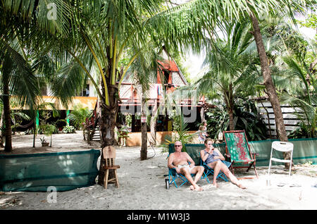 Couple d'âge moyen sur la plage de Samara Samara Costa Rica Amérique Centrale Banque D'Images