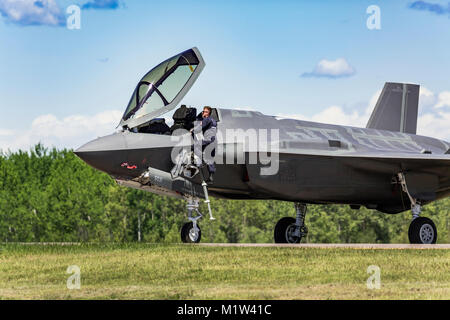 Un Lockheed Martin F-35A de chasse en préparation pour le décollage à l'Airshow 2017 à Duluth, Minnesota, USA. Banque D'Images