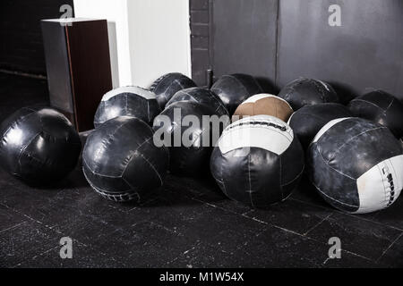 Medicine Balls placés dans un gymnase vide Banque D'Images