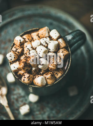 Le réchauffement hivernal du chocolat chaud avec des guimauves dans mug Banque D'Images