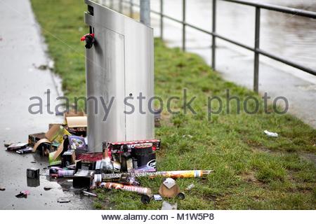 Après une soirée du Nouvel An à Bamberg en Allemagne poubelles près de la rivière sont complètement pleine pour bouteilles de vin et d'autres détritus répercussions sur le terrain. Banque D'Images