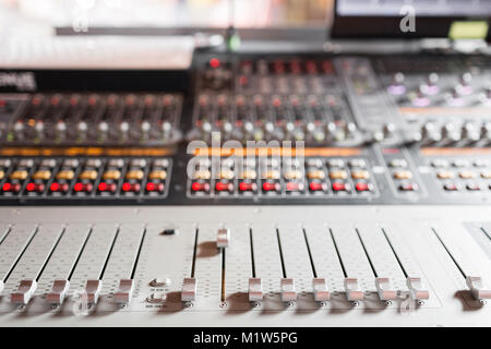 Od ajusteurs et boutons rouges d'une console de mixage. Il est utilisé pour les signaux audio des modifications afin d'obtenir la sortie souhaitée. Appliqué dans les studios d'enregistrement, de la radiodiffusion, de la télévision. Banque D'Images