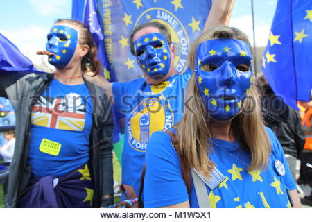 Des manifestants anti-Brexit masqués prendre part à un rassemblement près de Westminster en Angleterre Banque D'Images