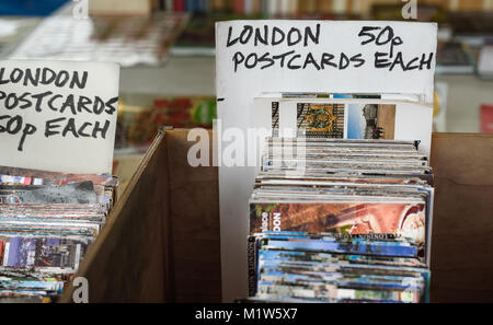 Vieux Londres cartes postales à vendre à un marché aux puces dans la Southbank, Londres. Banque D'Images