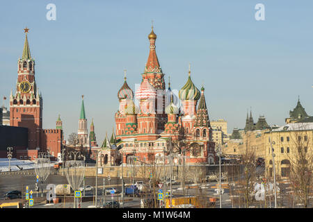 La Cathédrale Saint-Basile et Spasskaya Bashnya du Kremlin de Moscou. L'hiver dans la capitale russe. Banque D'Images