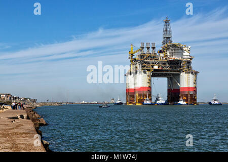 « Big foot » plate-forme Offshore Deep Ocean de Chevron, plate-forme de forage pour pétrole et gaz naturel, au départ de Port Aransas, Texas. Banque D'Images