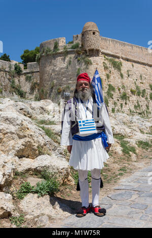 Caractère grec en dehors de murs de la 16e siècle vénitien Fortezza, Rethymnon (Rethymnon), Rethimno Région, la crète (Kriti), Grèce Banque D'Images