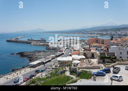 Le port de Rethymnon vue depuis le 16e siècle vénitien Fortezza, Rethymnon (Rethymnon), Rethimno Région, la crète (Kriti), Grèce Banque D'Images