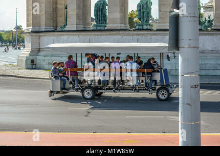 Un groupe d'hommes bénéficiant d'une pédale au bus parti Place des Héros à Budapest Hongrie sur un après-midi ensoleillé Banque D'Images