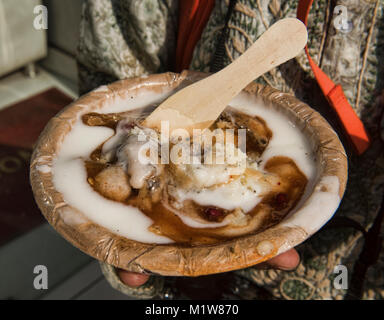 Natraj Dahi Bhalla Wala, servant des boules de lentilles avec du yogourt et les beignets de pommes de terre depuis 1940, Old Delhi, Inde Banque D'Images