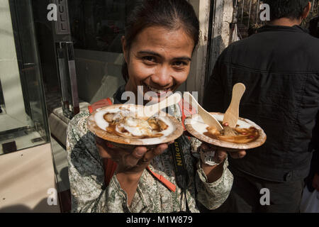 Bénéficiant d''Natraj Dahi Bhalla Wala, servant des boules de lentilles avec du yogourt et les beignets de pommes de terre depuis 1940, Old Delhi, Inde Banque D'Images