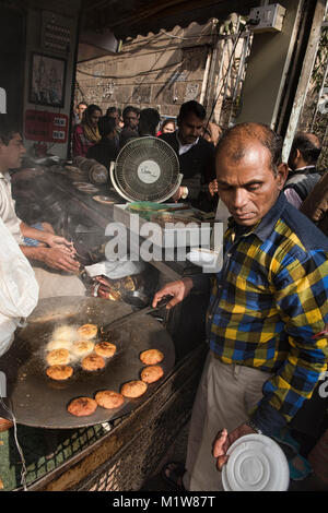 Natraj Dahi Bhalla Wala, servant des boules de lentilles avec du yogourt et les beignets de pommes de terre depuis 1940, Old Delhi, Inde Banque D'Images