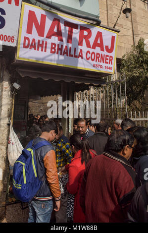 Natraj Dahi Bhalla Wala, servant des boules de lentilles avec du yogourt et les beignets de pommes de terre depuis 1940, Old Delhi, Inde Banque D'Images