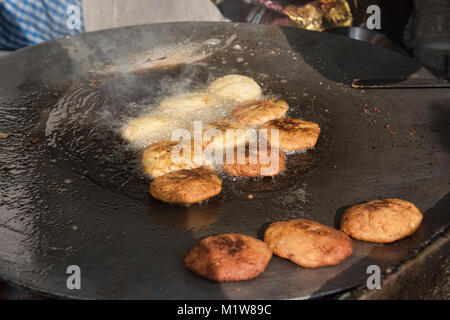 Natraj Dahi Bhalla Wala, servant des boules de lentilles avec du yogourt et les beignets de pommes de terre depuis 1940, Old Delhi, Inde Banque D'Images