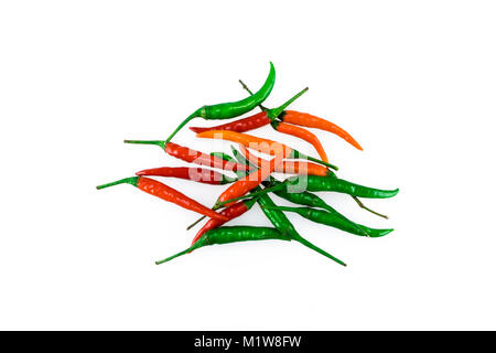 Mélanger les piments rouge et vert isolé sur fond blanc Banque D'Images