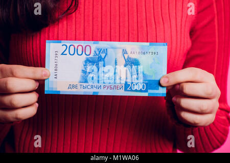 De nouveaux billets de banque russe Vladivostok avec des images. 2000 roubles dénomination dans la main de femme Chandail de couleur. Banque D'Images