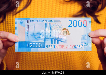 De nouveaux billets de banque russe Vladivostok avec des images. 2000 roubles dénomination dans la main de femme Chandail de couleur. Banque D'Images