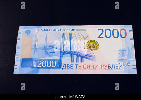 De nouveaux billets de banque russe Vladivostok avec des images. 2000 roubles dénomination dans la main de femme sur un fond noir. Banque D'Images