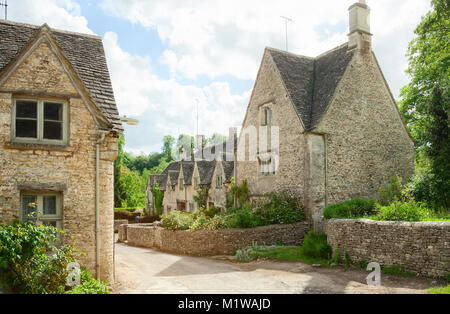 Cotswold cottages traditionnels en Angleterre, Royaume-Uni. printemps. Bibury est un village et une paroisse civile dans le Gloucestershire, en Angleterre. Banque D'Images