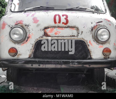 Masha et la porter à l'ambulance. La reproduction de la voiture de la série animée d'origine. Bergame, ITALIE - Le 28 août 2017. Banque D'Images