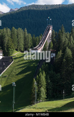 Trampoline Saut à ski olympique abandonné entre les montagnes Paysage en été Banque D'Images