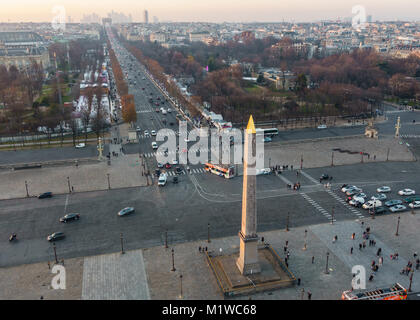 Place de la Concorde et les Champs-elysées vue aérienne de la grande roue au coucher du soleil à Paris, France Banque D'Images