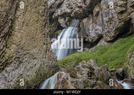 Chutes d'eau à l'Gordale Scar près de Malham dans le Yorkshire Dales, North Yorkshire, UK Banque D'Images