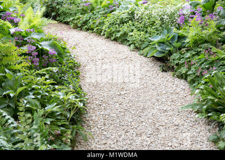 Jardin de gravier - chemin conduisant à travers un chalet jardin sauvage, Chelsea Flower show, Banque D'Images