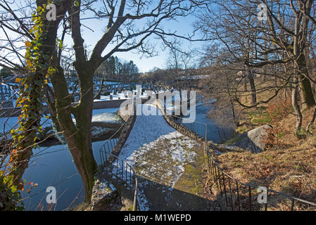 Le vieux pont sur la rivière Isla dans le village de Moray Keith en Ecosse. Banque D'Images