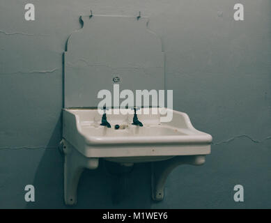 Le noir et blanc du vieux lavabo Banque D'Images