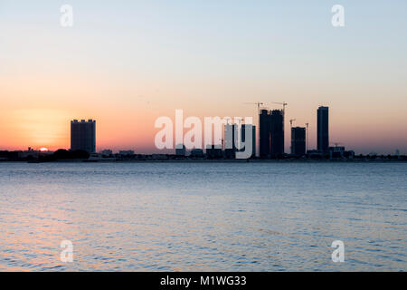 Dubaï, Émirats arabes unis. 2e Février, 2018. Temps clair sur Dubaï au lever du soleil avec 16 degrés Celsius (61F), Emirats Arabes Unis Crédit : David GABIS/Alamy Live News Banque D'Images