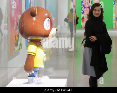 Vancouver, Canada. 1er février, 2018. Vue d'une femme pendant une exposition Takashi Murakami's exposition 'la pieuvre mange sa propre jambe" à la Vancouver Art Gallery, à Vancouver, Canada, le 1 février 2018. L'exposition présentait 59 tableaux et sculptures créées par Takashi Murakami depuis des années 1980. Credit : Liang Sen/Xinhua/Alamy Live News Banque D'Images