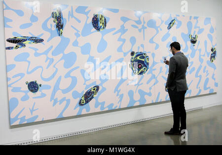 Vancouver, Canada. 1er février, 2018. Un homme prend des photos d'une exposition au cours de Takashi Murakami's exposition 'la pieuvre mange sa propre jambe" à la Vancouver Art Gallery, à Vancouver, Canada, le 1 février 2018. L'exposition présentait 59 tableaux et sculptures créées par Takashi Murakami depuis des années 1980. Credit : Liang Sen/Xinhua/Alamy Live News Banque D'Images