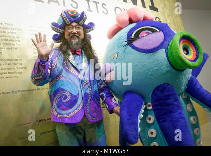 Vancouver, Canada. 1er février, 2018. L'artiste japonais Takashi Murakami pose dans le cadre de son exposition "La pieuvre mange sa propre jambe" à la Vancouver Art Gallery, à Vancouver, Canada, le 1 février 2018. L'exposition présentait 59 tableaux et sculptures créées par Takashi Murakami depuis des années 1980. Credit : Liang Sen/Xinhua/Alamy Live News Banque D'Images