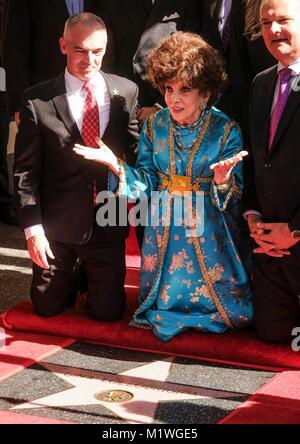 Los Angeles, USA. 1er février, 2018. L'actrice Gina Lollobrigida (C) assiste à la cérémonie honorant une étoile sur le Hollywood Walk of Fame à Los Angeles, États-Unis, le 1 février 2018. Gina Lollobrigida a reçu une étoile sur le Hollywood Walk of Fame le jeudi. Credit : Zhao Hanrong/Xinhua/Alamy Live News Banque D'Images