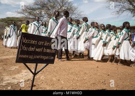 31 janvier 2018 - Karamoja, en Ouganda - Membres de l'église Mafatapole chanter devant les Kokwotom mountain à Karamoja, dans le nord de l'Ouganda. (Crédit Image : © Sally Hayden/SOPA via Zuma sur le fil) Banque D'Images