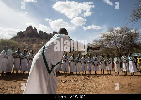 31 janvier 2018 - Karamoja, en Ouganda - Membres de l'église Mafatapole chanter devant les Kokwotom mountain à Karamoja, dans le nord de l'Ouganda. (Crédit Image : © Sally Hayden/SOPA via Zuma sur le fil) Banque D'Images