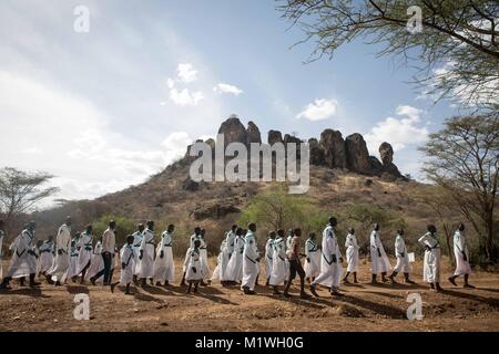 31 janvier 2018 - Karamoja, en Ouganda - Les Chrétiens de l'Mafatapole à pied de l'église en face de l'Kokwotom mountain à Karamoja, dans le nord de l'Ouganda. (Crédit Image : © Sally Hayden/SOPA via Zuma sur le fil) Banque D'Images