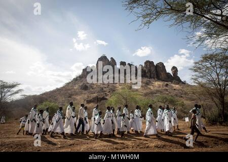 31 janvier 2018 - Karamoja, en Ouganda - Les Chrétiens de l'Mafatapole à pied de l'église en face de l'Kokwotom mountain à Karamoja, dans le nord de l'Ouganda. (Crédit Image : © Sally Hayden/SOPA via Zuma sur le fil) Banque D'Images