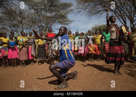 31 janvier 2018 - Karamoja, en Ouganda - Un homme de la tribu Pokot dances en face d'une ligne de femelles à proximité de Katobua village de Karamoja, dans le nord de l'Ouganda. (Crédit Image : © Sally Hayden/SOPA via Zuma sur le fil) Banque D'Images