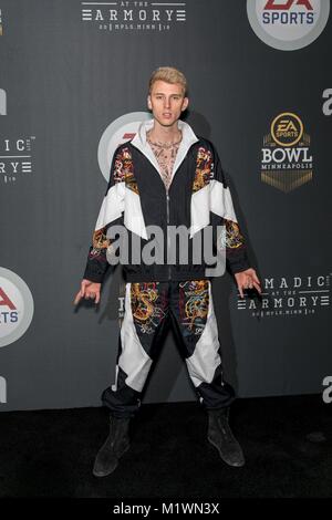 Minneapolis, Minnesota, USA. 1er février, 2018. Le rappeur MACHINE GUN KELLY (GEORGE KELLY BARNES) pose au cours de la backstage bol d'EA Sports à l'Armory à Minneapolis (Minnesota) Crédit : Daniel DeSlover/ZUMA/Alamy Fil Live News Banque D'Images