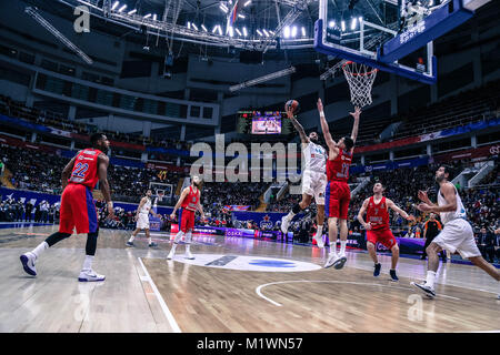 1 février, 2018 - Moscou, Russie - Jeffery Taylor, # 44 du Real Madrid va jusqu'à un tir contre Nando De Colo du CSKA Moscou lors de la Turkish Airlines Euroleague 2017-2018 Saison régulière 21 Ronde match entre le CSKA Moscou et le Real Madrid au Megasport Arena. (Crédit Image : © Nicolas Muller/SOPA via Zuma sur le fil) Banque D'Images