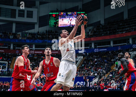 1 février, 2018 - Moscou, Russie - Felipe Reyes, n°9 du Real Madrid va jusqu'à un tir contre le CSKA Moscou defender Nando De Colo au cours de la Turkish Airlines Euroleague 2017-2018 Saison régulière 21 Ronde match entre le CSKA Moscou et le Real Madrid au Megasport Arena. (Crédit Image : © Nicolas Muller/SOPA via Zuma sur le fil) Banque D'Images