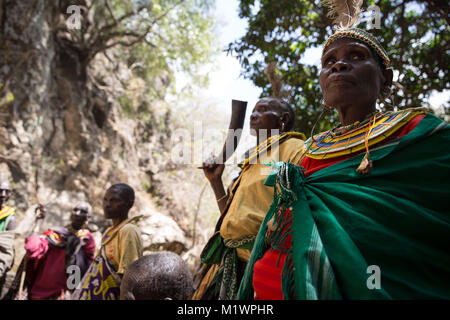 Karamoja, en Ouganda. Jan 31, 2018. L'ancien ''cutters'' de la tribu Pokot se tenir ensemble. Ils avaient l'habitude de faire 1 000 shillings du Kenya pour chaque fille ils ont exécuté les mutilations génitales féminines (MGF), ce qui en fait une importante forme de revenu. Credit : Sally Hayden/SOPA/ZUMA/Alamy Fil Live News Banque D'Images