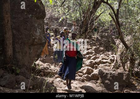 Karamoja, en Ouganda. Jan 31, 2018. Les femmes Pokot promenade à travers la forêt sur la montagne Kadam à Karamoja, dans le nord-est de l'Ouganda. C'est qu'au cours des dernières années que les Pokots les gens vont permettre aux visiteurs de gravir les montagnes avec eux pour voir où ils adorent les spiritueux. Credit : Sally Hayden/SOPA/ZUMA/Alamy Fil Live News Banque D'Images